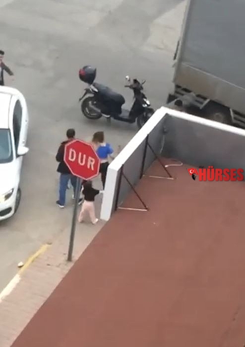 Küçük kızın gözü önünde kaza kavgası