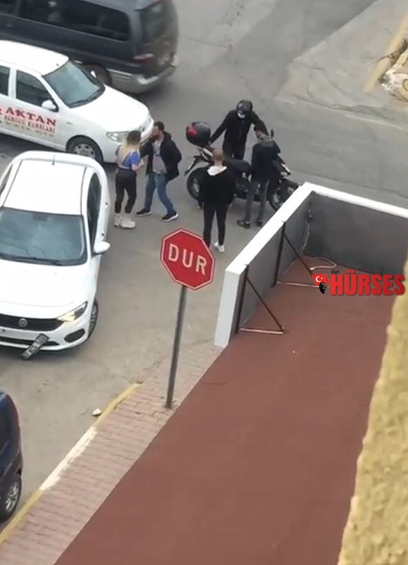 Küçük kızın gözü önünde kaza kavgası