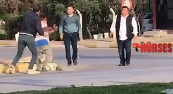 Sokak ortasında sırayla dayak cep telefonu kamerasında