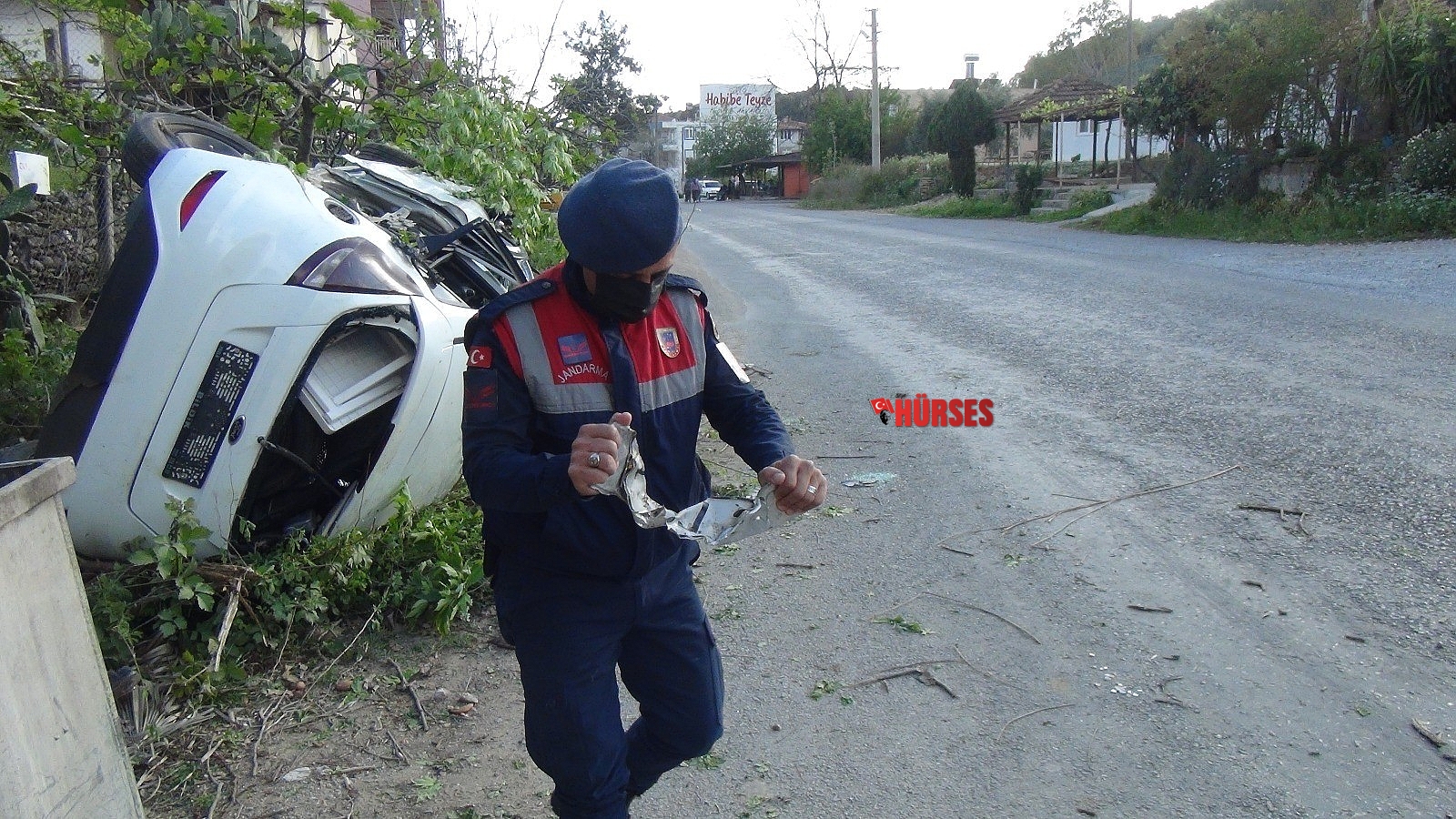 Takla atıp hurdaya dönen otomobilden hafif yaralı kurtuldular