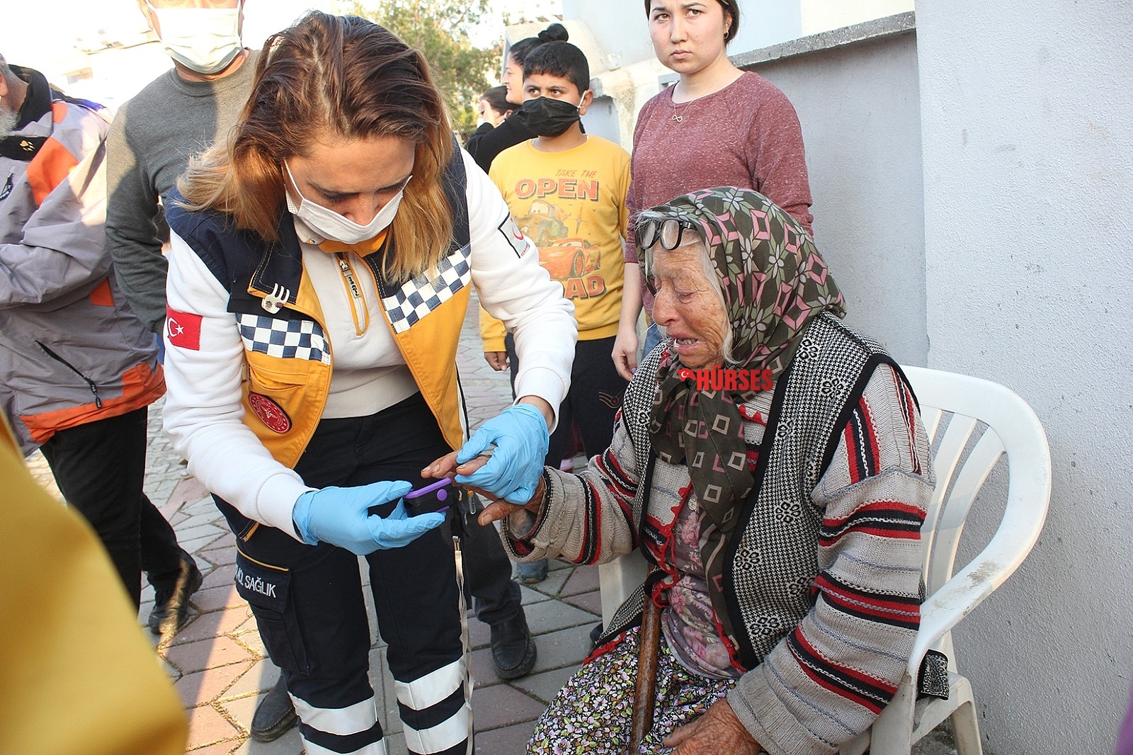 Yaşlı çift yanan evlerini gözyaşları içinde izledi
