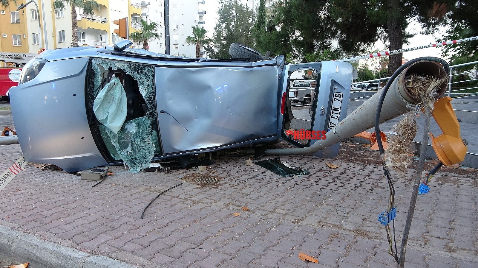 Antalya'da iki otomobil birbirine girdi: 4 yaralı