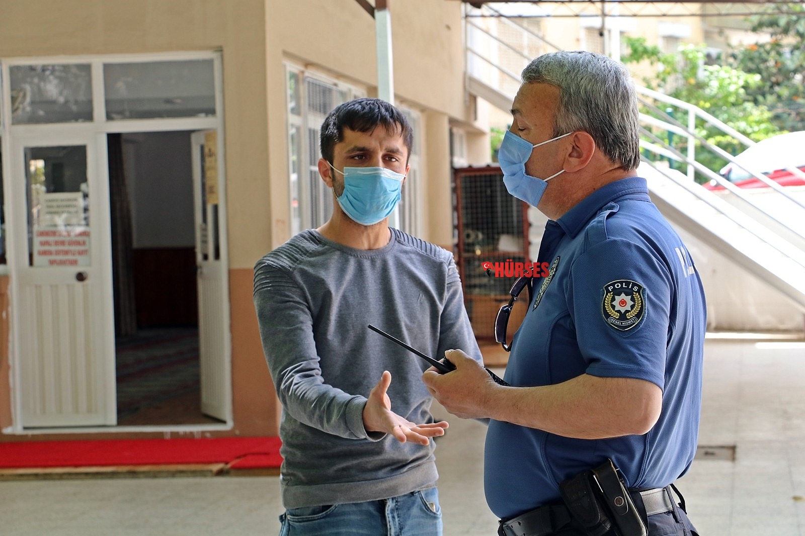 Boya kovasına ellerini batırıp caminin duvarlarını el izleriyle doldurdu