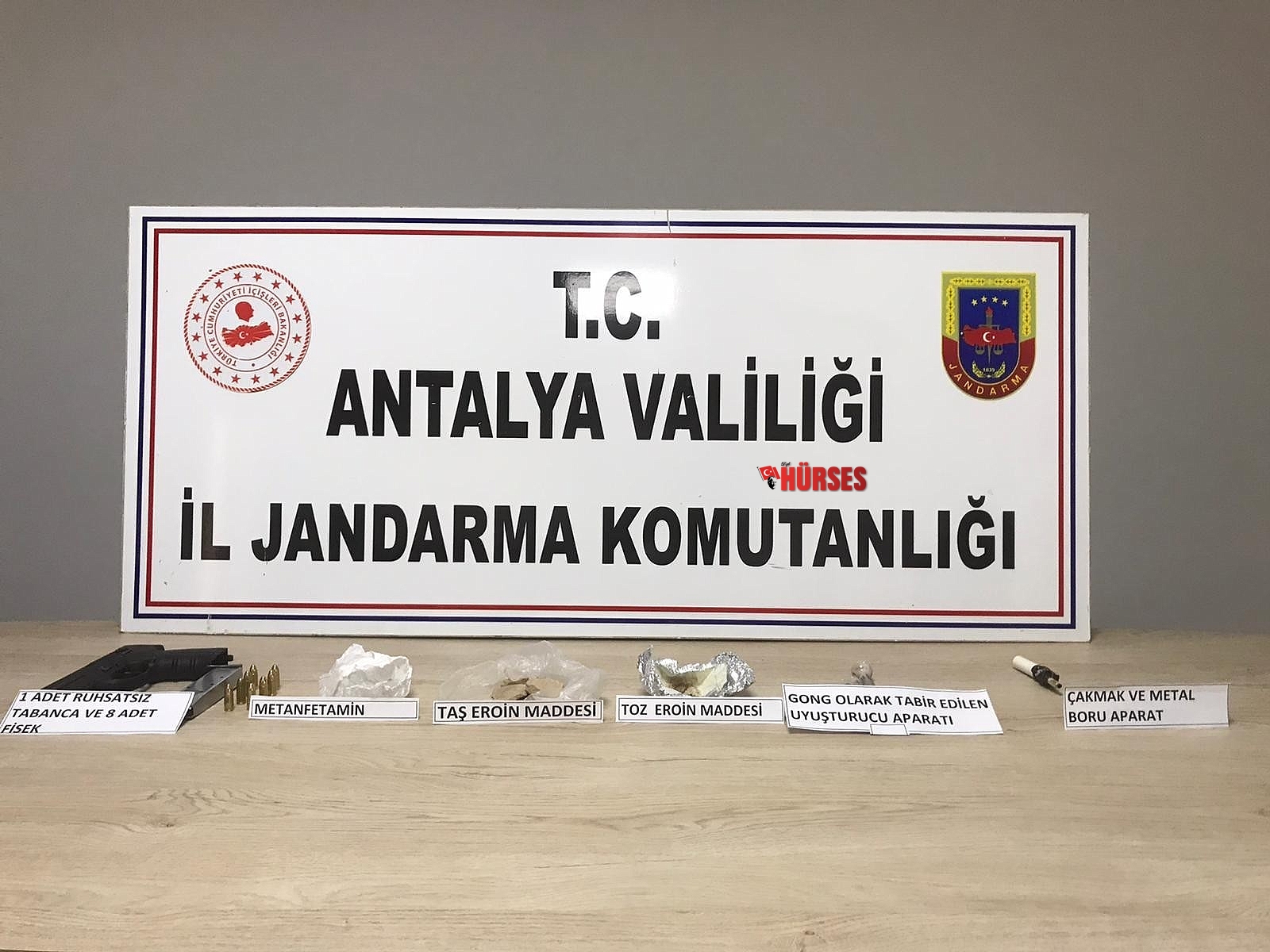 Çekici üzerindeki araçtan uyuşturucu ve tabanca çıktı