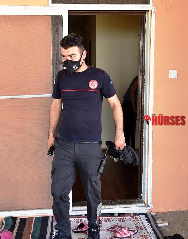 Evinin mutfağında yılanla karşılaştı