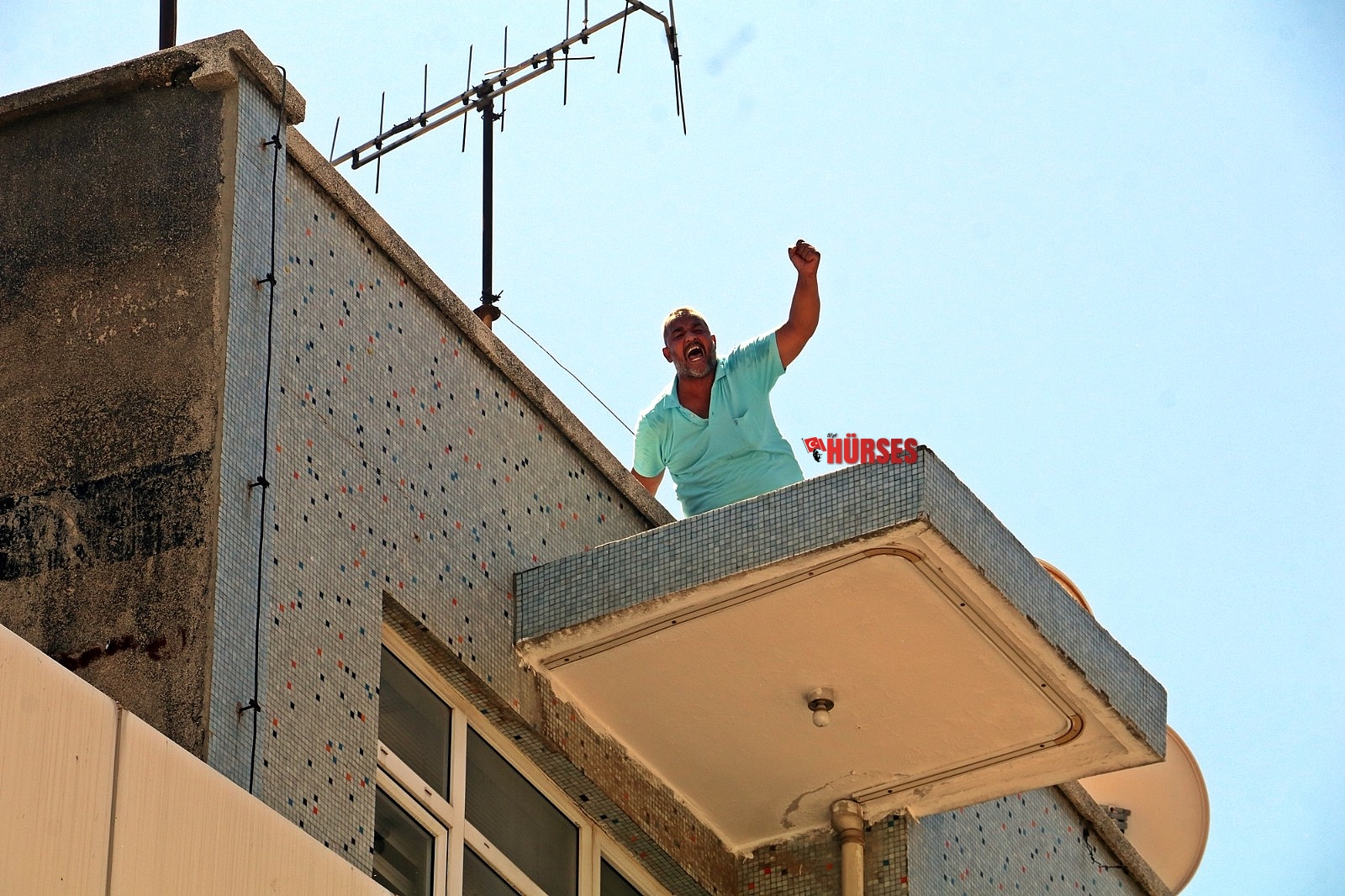 Seyahat izni alabilmek için çatıya çıktı