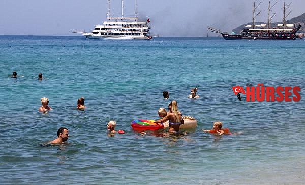 Alanya'da tatilciler denize girip, turistik yerleri gezdi