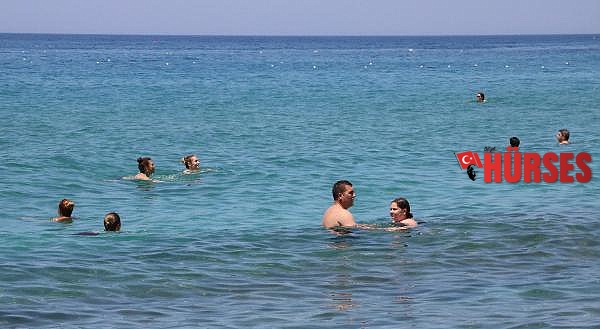 Alanya'da tatilciler denize girip, turistik yerleri gezdi