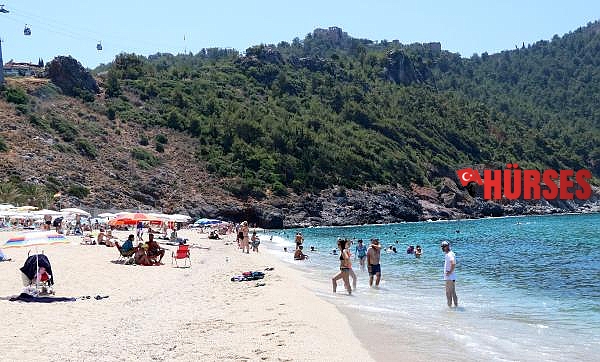 Alanya'da tatilciler denize girip, turistik yerleri gezdi