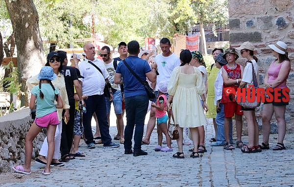 Alanya'da tatilciler denize girip, turistik yerleri gezdi