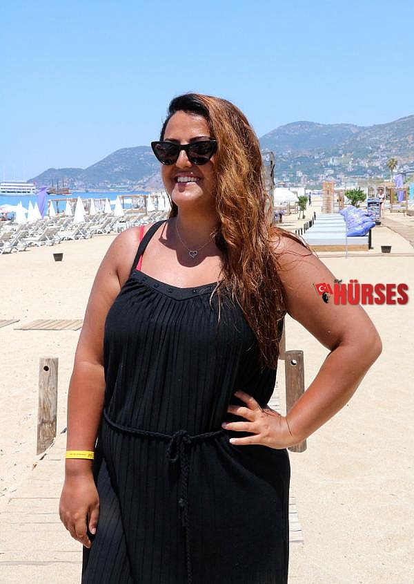 Alanya'da tatilciler denize girip, turistik yerleri gezdi