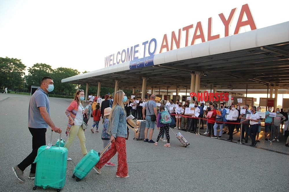 Antalya'ya 26 günde 6 bin 195 uçak ile 1 milyon 200 bin yabancı turist geldi
