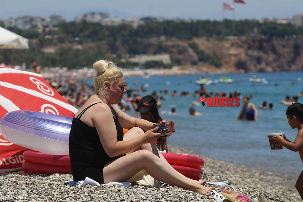 Antalya'ya 26 günde 6 bin 195 uçak ile 1 milyon 200 bin yabancı turist geldi