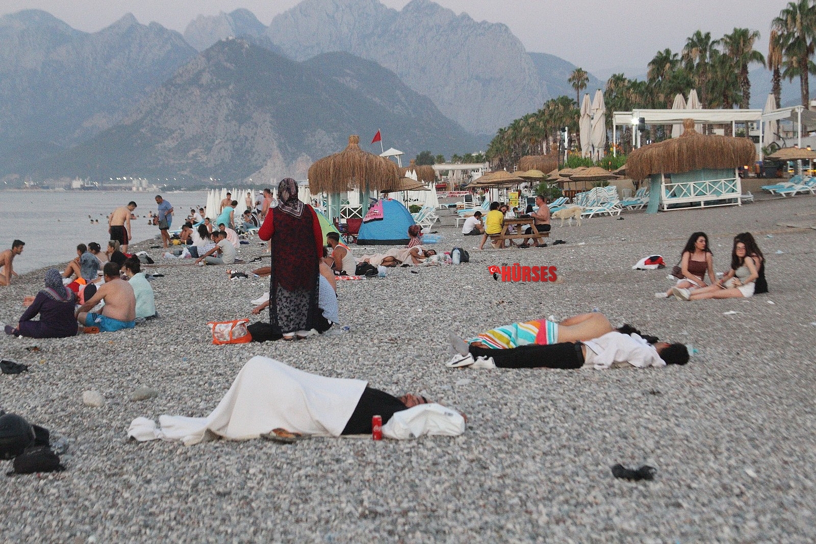 Aşırı sıcakların etkisindeki Antalya'da sahiller açık hava oteline döndü