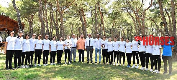 Başkan Esen, Türkiye şampiyonu hentbolcularla buluştu