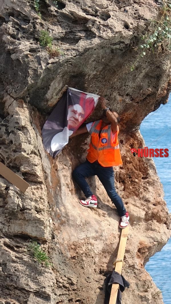 Atatürk posterini falezlere asmak isterken zor anlar yaşadı