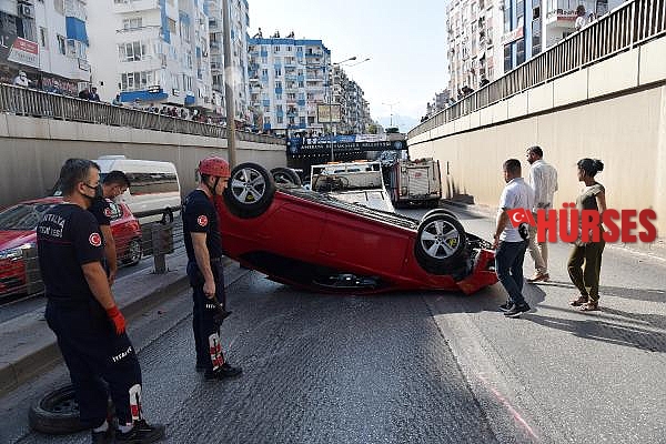 Antalya'da otomobil takla attı, trafik kilitlendi