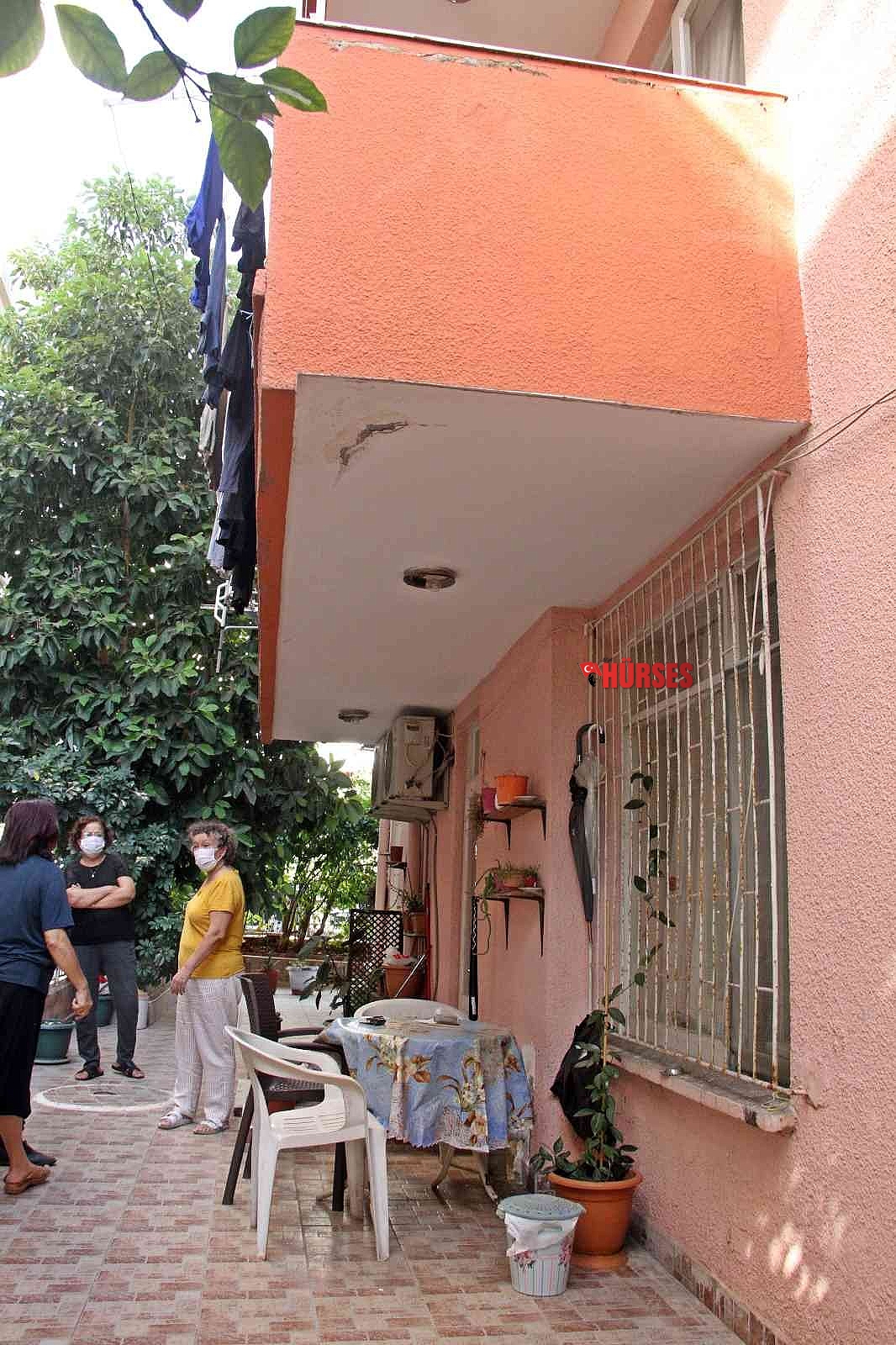 Balkondan düşen yaşlı adamı, alt komşusu tutarak hızını kesip ölümden kurtardı