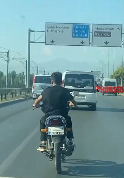 Ehliyetsiz motosiklet sürücüsünün maskeyi taktığı yeri görenler şaşkınlık yaşadı
