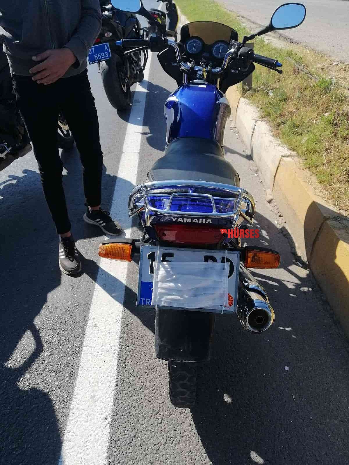 Ehliyetsiz motosiklet sürücüsünün maskeyi taktığı yeri görenler şaşkınlık yaşadı