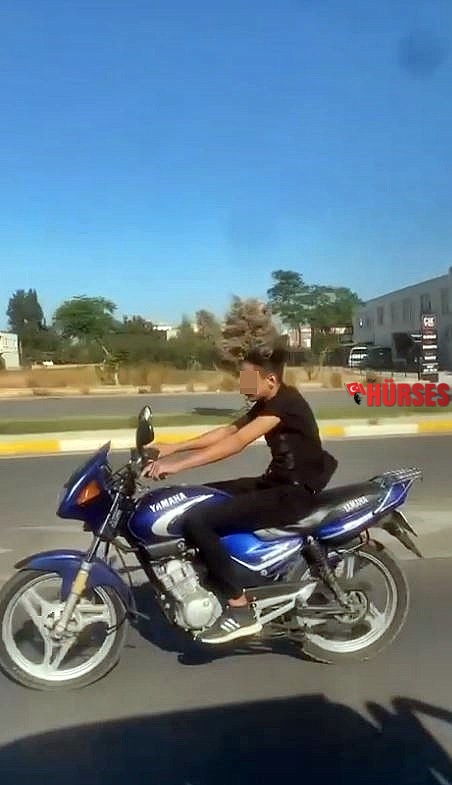Ehliyetsiz motosiklet sürücüsünün maskeyi taktığı yeri görenler şaşkınlık yaşadı