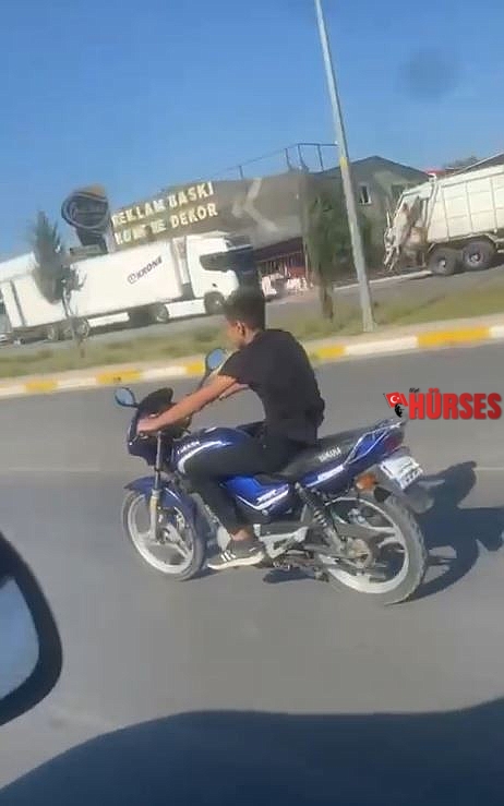 Ehliyetsiz motosiklet sürücüsünün maskeyi taktığı yeri görenler şaşkınlık yaşadı