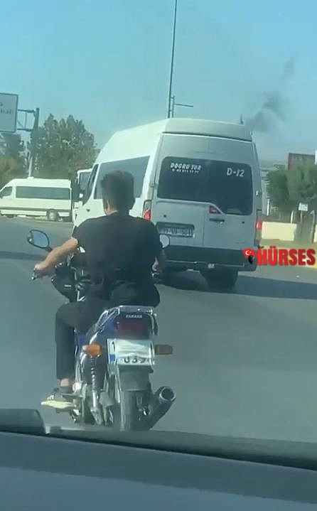 Ehliyetsiz motosiklet sürücüsünün maskeyi taktığı yeri görenler şaşkınlık yaşadı