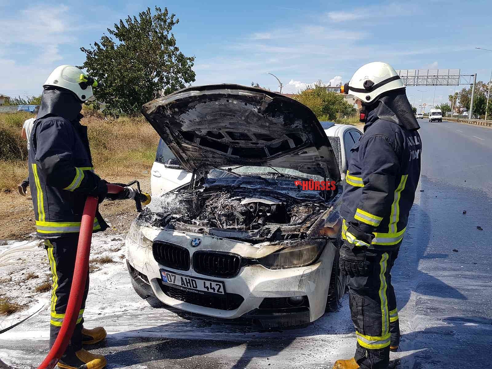 Hareket halindeki lüks otomobil cayır cayır yandı