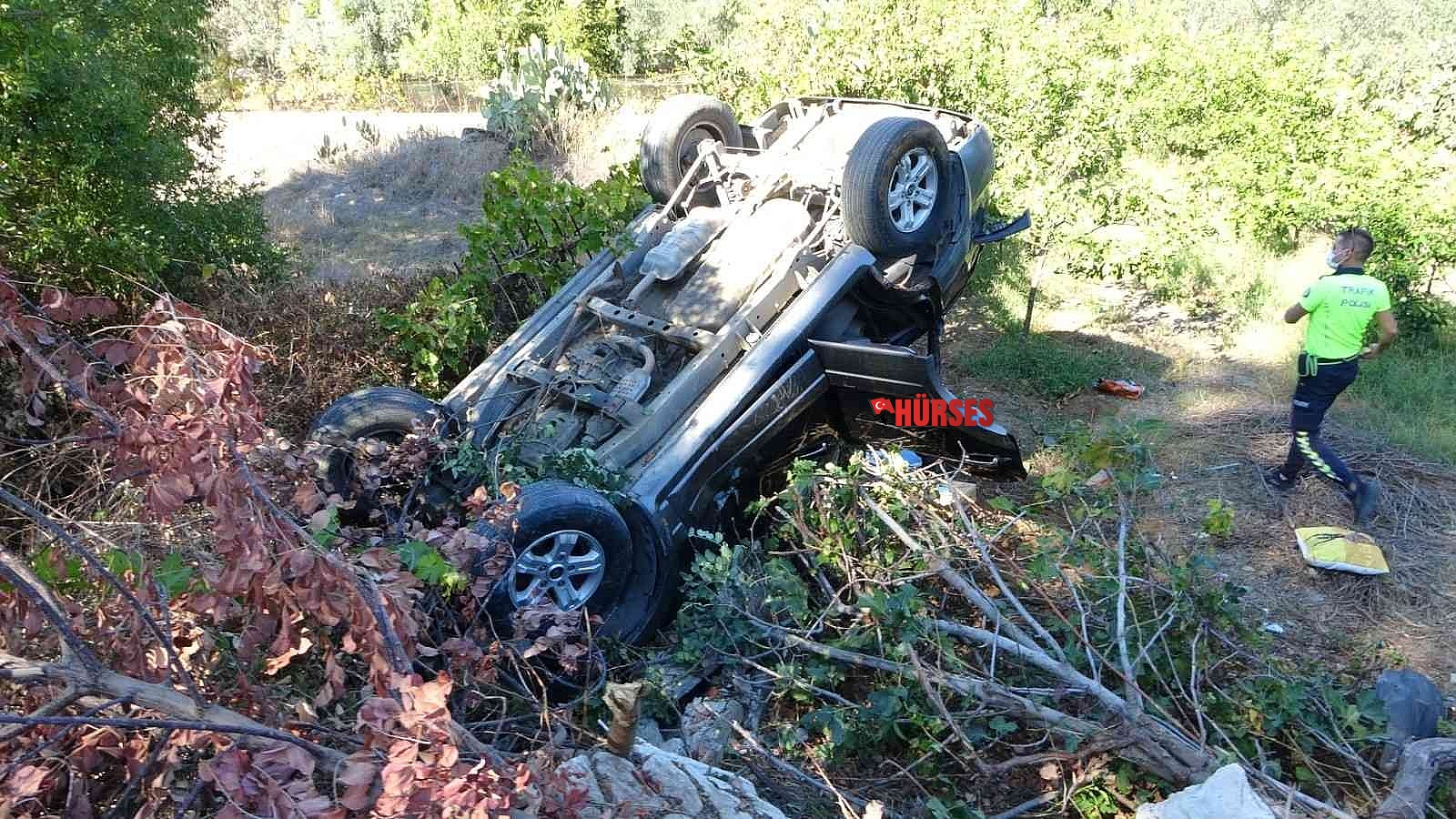 Takla atarak hurdaya dönen araçtan mucize kurtuluş