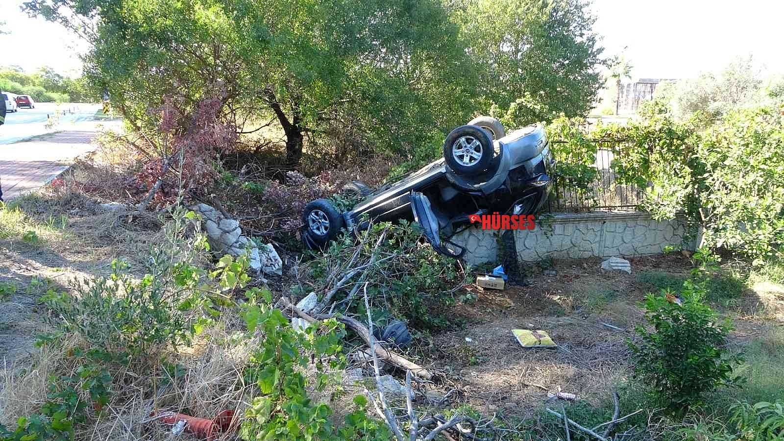 Takla atarak hurdaya dönen araçtan mucize kurtuluş