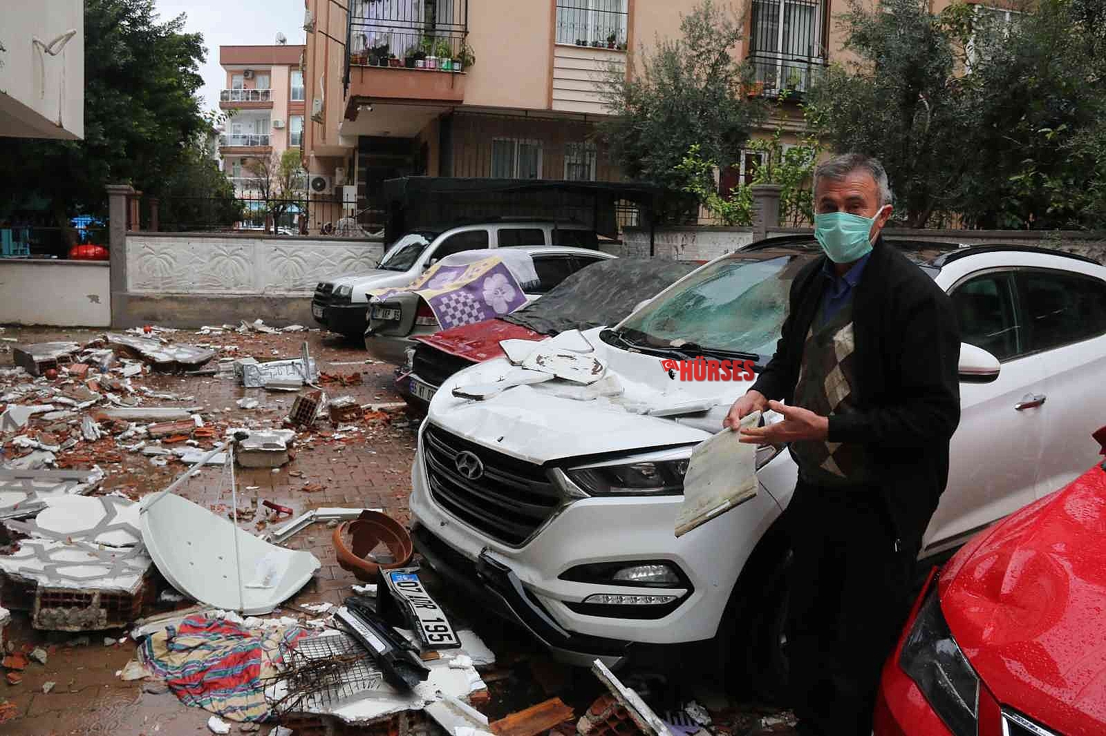 Antalya'da uçan çatı duvarı 4 aracın üzerine düşerek ortalığı savaş alanına çevirdi