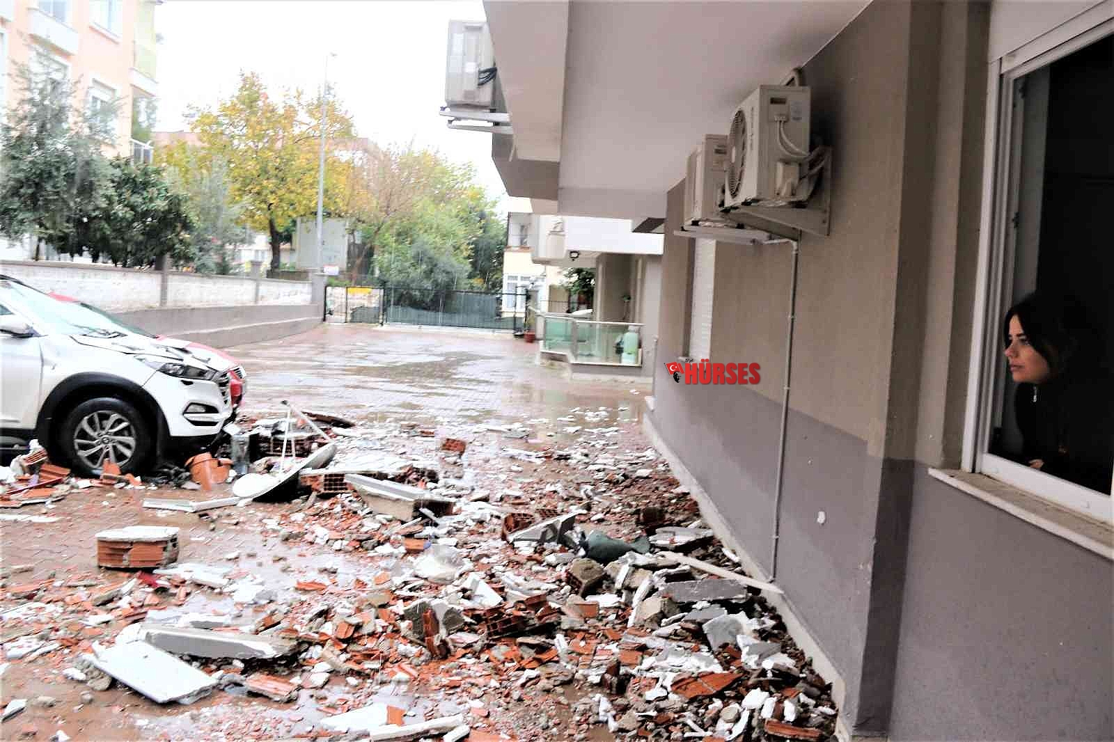Antalya'da uçan çatı duvarı 4 aracın üzerine düşerek ortalığı savaş alanına çevirdi