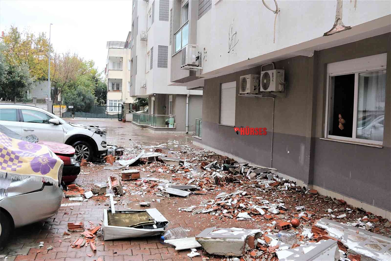 Antalya'da uçan çatı duvarı 4 aracın üzerine düşerek ortalığı savaş alanına çevirdi