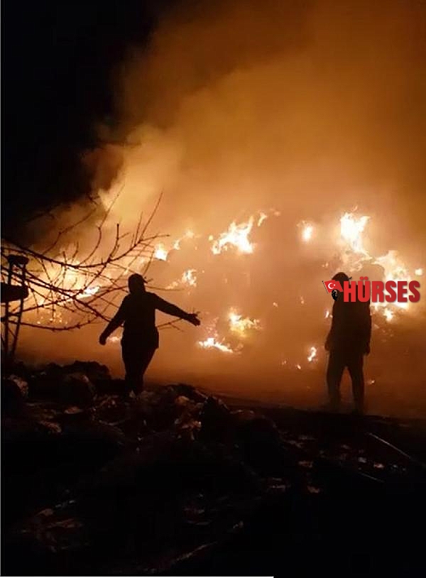 Arazi yangınında saman balyaları küle döndü