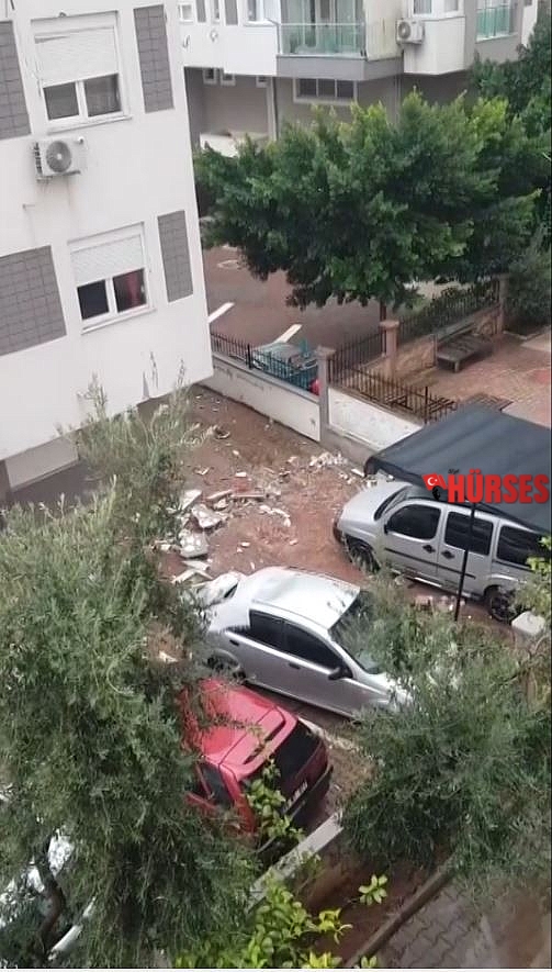 'Kırmızı kod' uyarısının yapıldığı Antalya'da fırtına çatı uçurdu