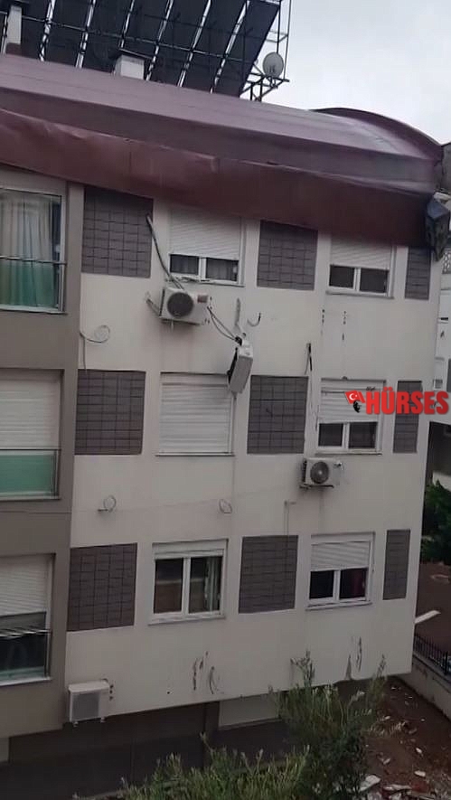 'Kırmızı kod' uyarısının yapıldığı Antalya'da fırtına çatı uçurdu