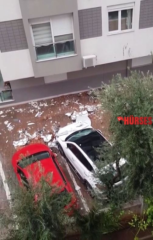 'Kırmızı kod' uyarısının yapıldığı Antalya'da fırtına çatı uçurdu