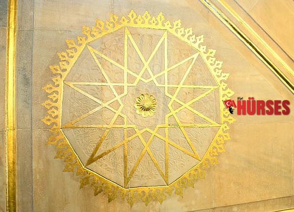 Tarihi cami açılmadan vandallar kirletti