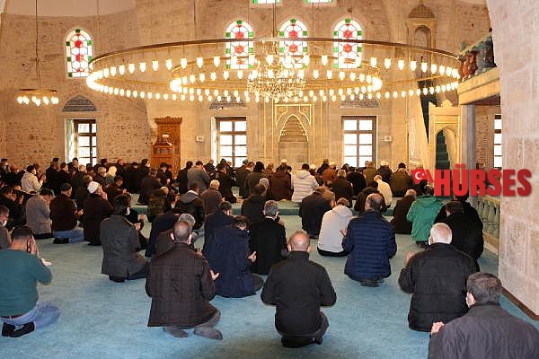 Tarihi cami açılmadan vandallar kirletti