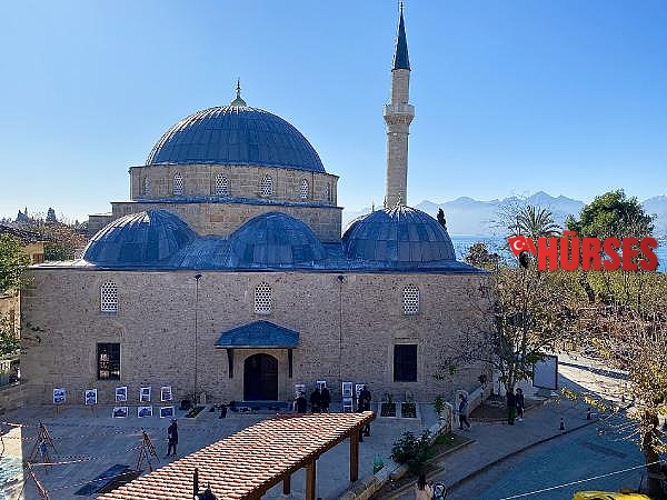 Tarihi cami açılmadan vandallar kirletti