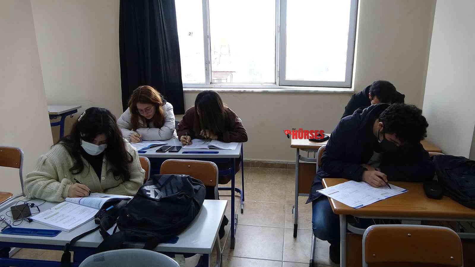 Terasa kilitlenip 5 saat boyunca havlayan köpek öğrencilere ders yaptırmadı