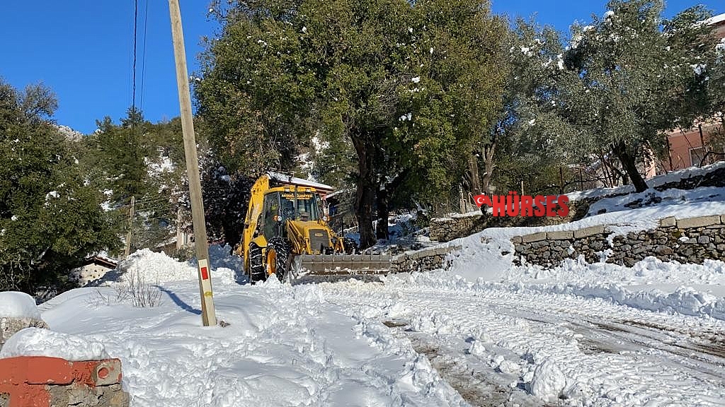 Antalya'nın Akseki ilçesinde 51 mahallenin de yolu kardan temizlendi