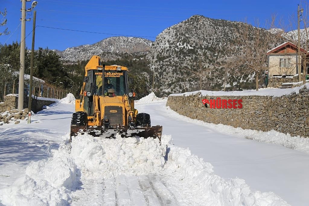 Antalya'nın Akseki ilçesinde 51 mahallenin de yolu kardan temizlendi