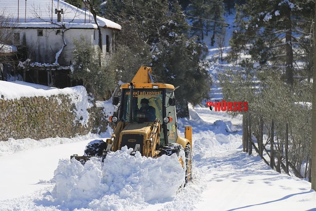 Antalya'nın Akseki ilçesinde 51 mahallenin de yolu kardan temizlendi