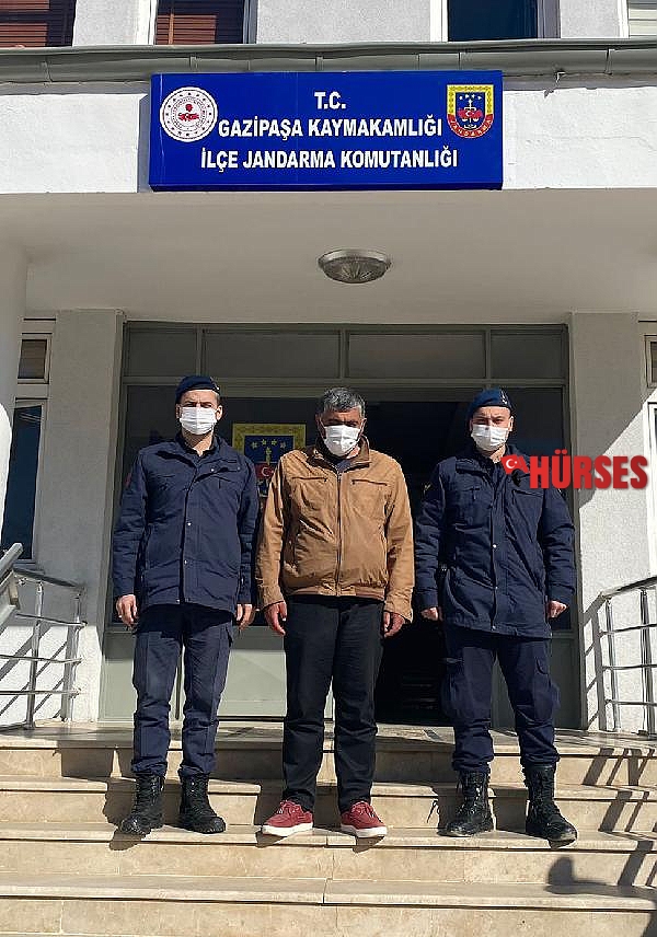 Cami yanında donmak üzereyken bulundu