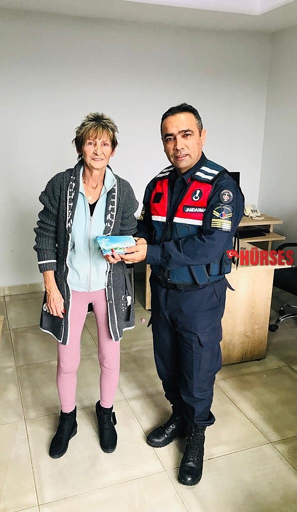 Cüzdanını kaybeden turistin imdadına jandarma yetişti