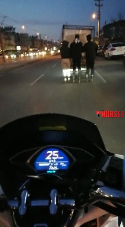 Kağıt toplayan aracın arkasında ölümle dans ettiler