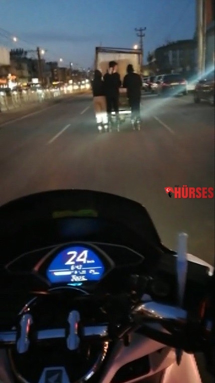 Kağıt toplayan aracın arkasında ölümle dans ettiler
