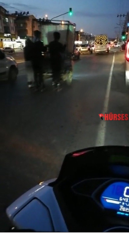 Kağıt toplayan aracın arkasında ölümle dans ettiler