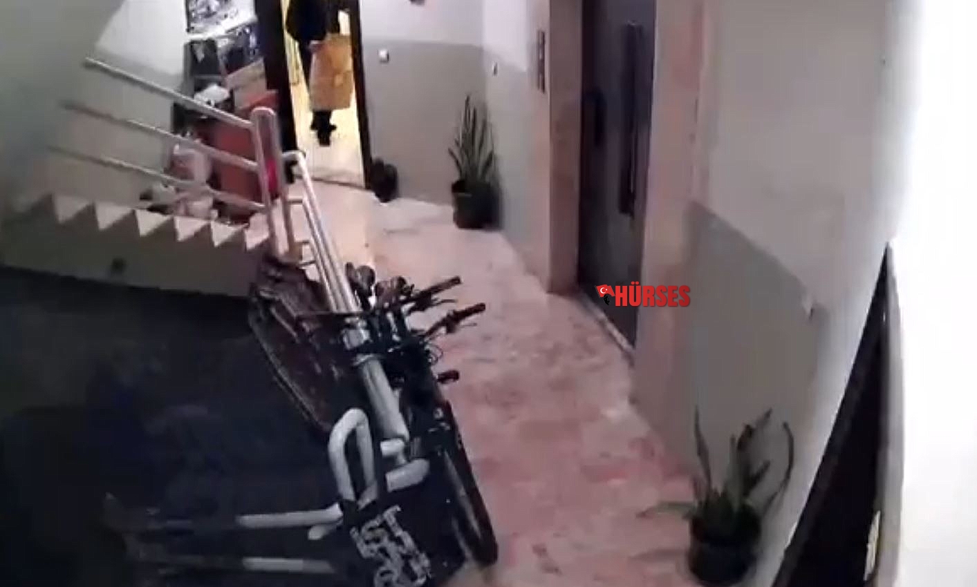 Kilitli bisikletleri çalmak istedi, açılan kapı tüm planlarını bozdu